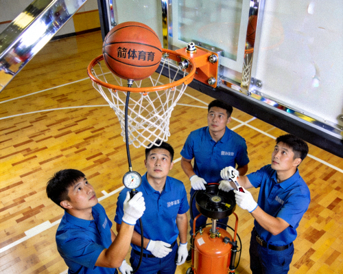 篮箭体育专业服务团队正在检查篮球器材